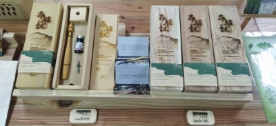 「有林真好 國產木材家具展」現場展售國產材製作之森林寶盒及沾水筆(照片由林業及自然保育署新竹分署提供)